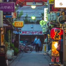 An alleyway that looks cozy in the heart of Tokyo, Japan