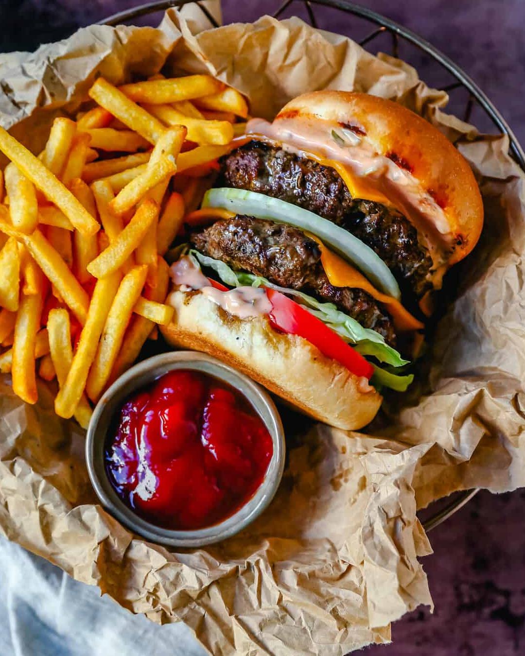 Cheeseburger with toppings